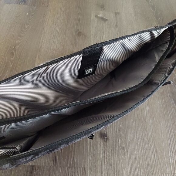 Swissgear 5302 Getaway Laptop Messenger Bag - Heather Gray - Picture 3 of 5